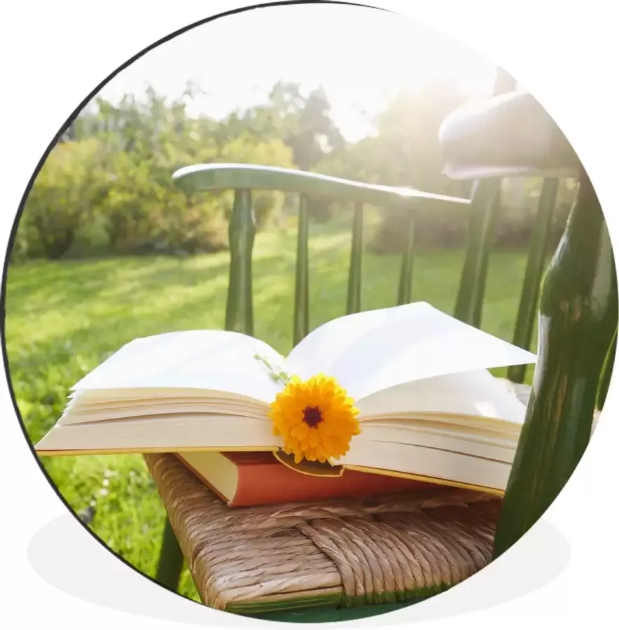 WallCircle Wandcirkel Muurcirkel Stoel met een boek in de tuin Aluminium Dibond ⌀ 30 cm Binnen en Buiten