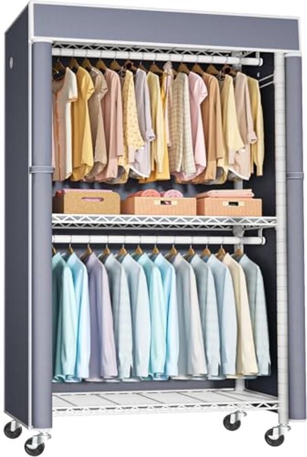 Wit kledingrek met grijze hoes en wielen voor kledingopslag