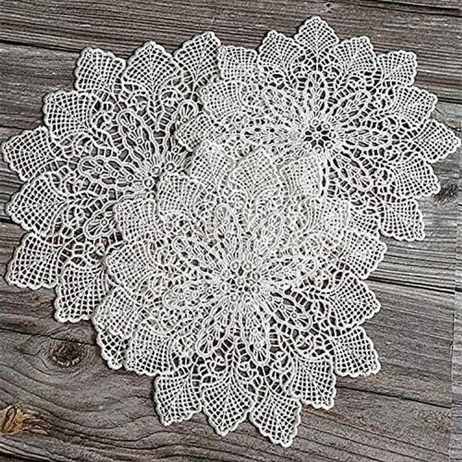 Witte kant tafelset met handgemaakt borduurwerk en katoenen bloemenmat 3-delige set 21 cm 25 cm 30 cm