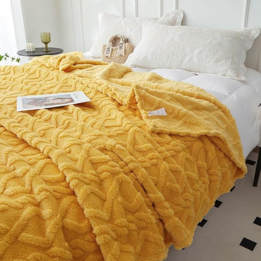 Wollige XXL knuffeldeken geel 200 x 230 cm warme fleecedeken voor op de bank zacht en licht voor de winter geschikt voor de woonkamer