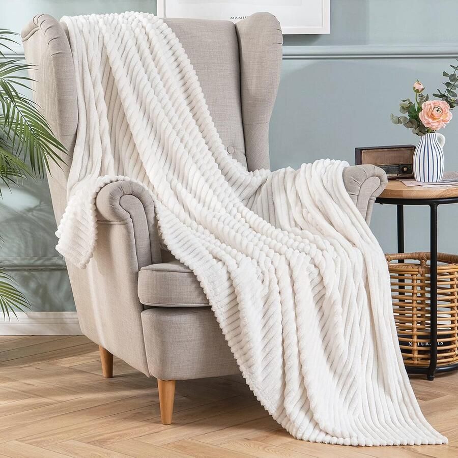 Zachte Flanellen Fleece Deken Comfortabele Plaid voor Bank en Bed 65 x 82 Inch Beige Perfect voor Volwassenen en Kinderen