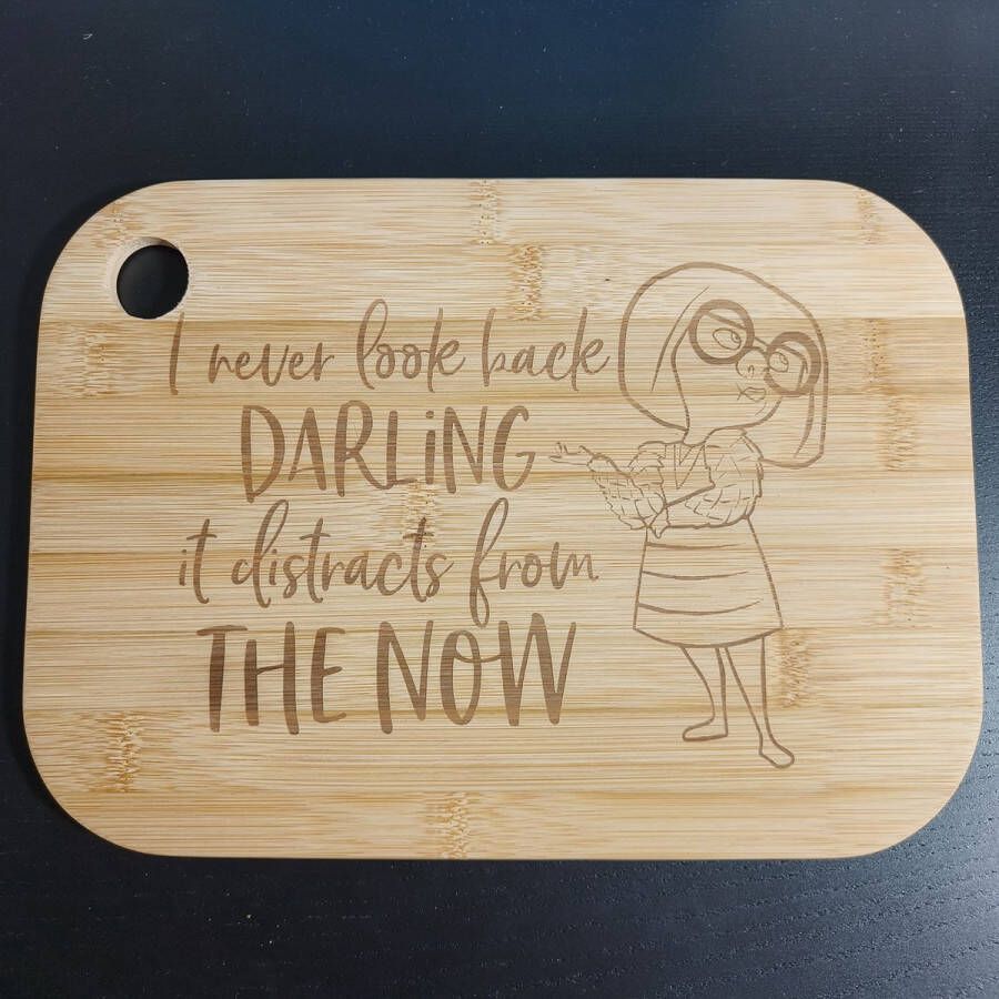 Engraved3D Snijplank Incredibles Edna Mode Never look back 28x20CM