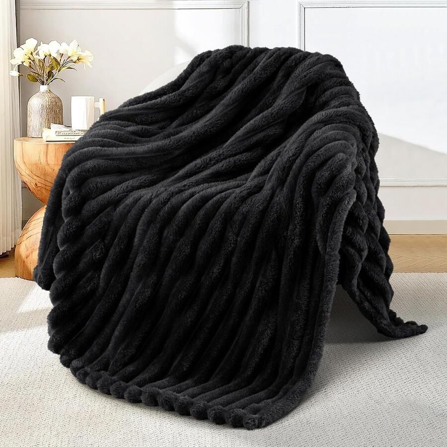 Famanu Fleece deken voor bank super zachte 3D gestreepte jacquard beddeken lichtgewicht donzige gezellige dekens voor alle seizoenen 127 x 152 cm zwarte deken