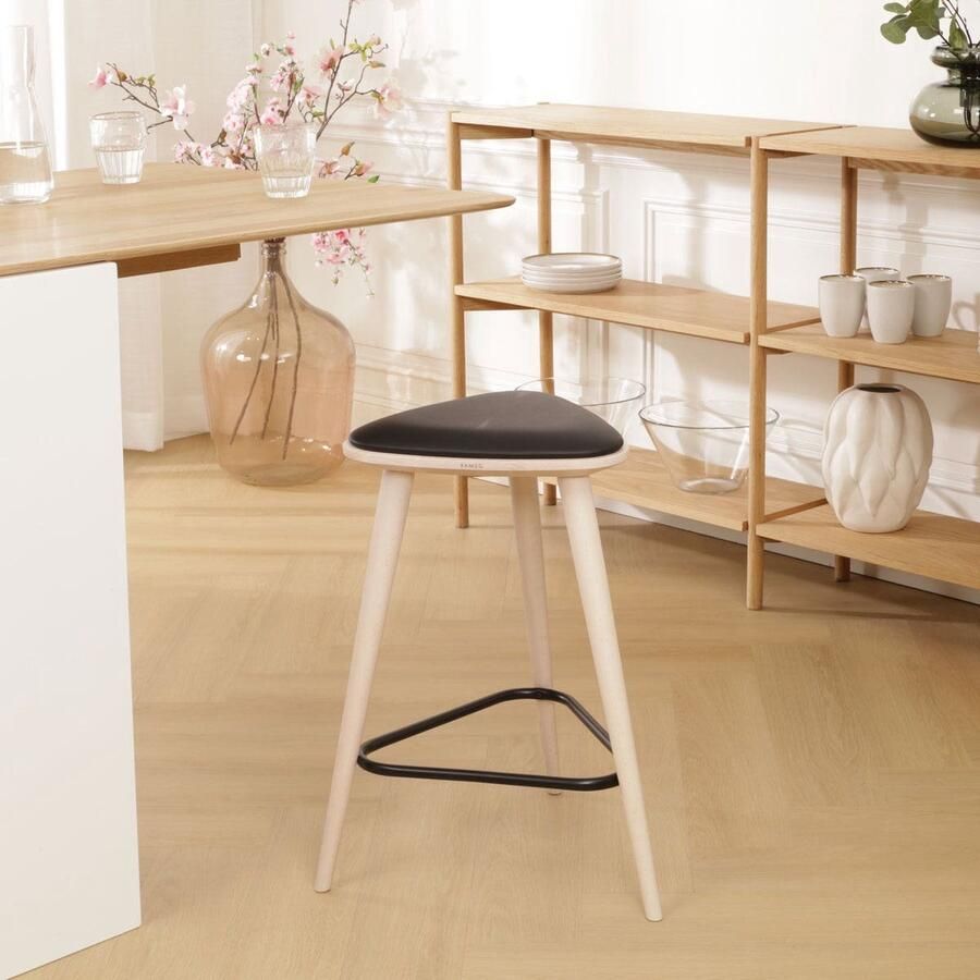 Fameg Finn houten barkruk whitewash met zitkussen 61 cm