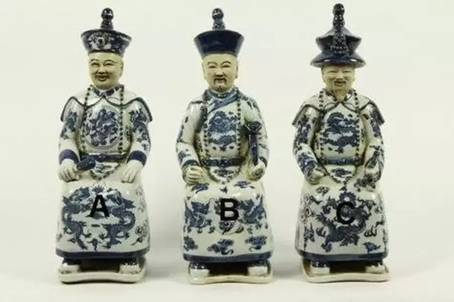 Fine Asianliving Set van Drie Chinese Keizers Zittend van Porselein in Blauw-wit