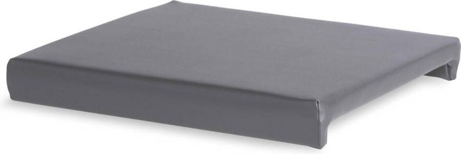 Finori Zitkussen Madagaskar voor bank Munich grijs