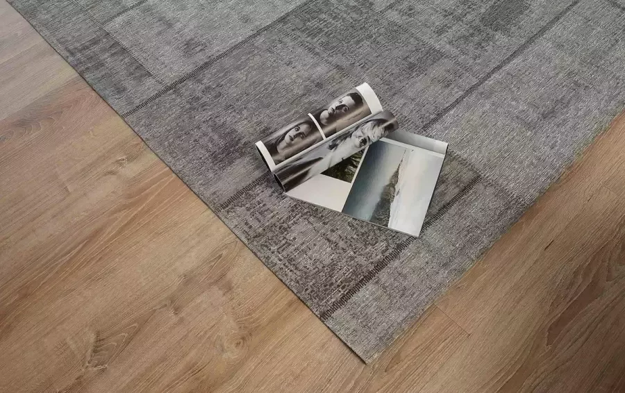Floorpassion Pognum 23 Uniek vintage vloerkleed in grijze kleurstelling