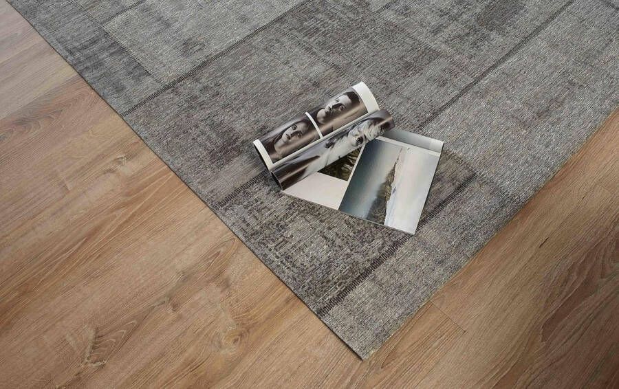 Floorpassion Pognum 24 Uniek vintage vloerkleed in grijze kleurstelling