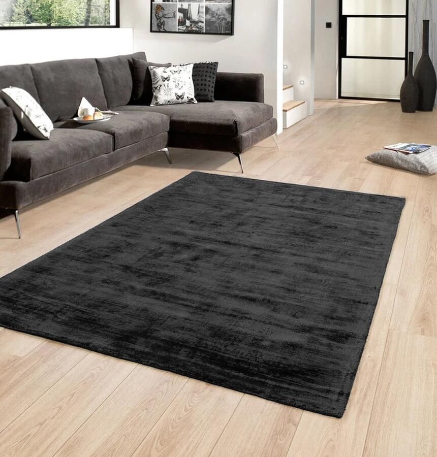 Flycarpets Lumbini Effen Viscose Zwart vloerkleed Handgeweven 240 X 340 CM