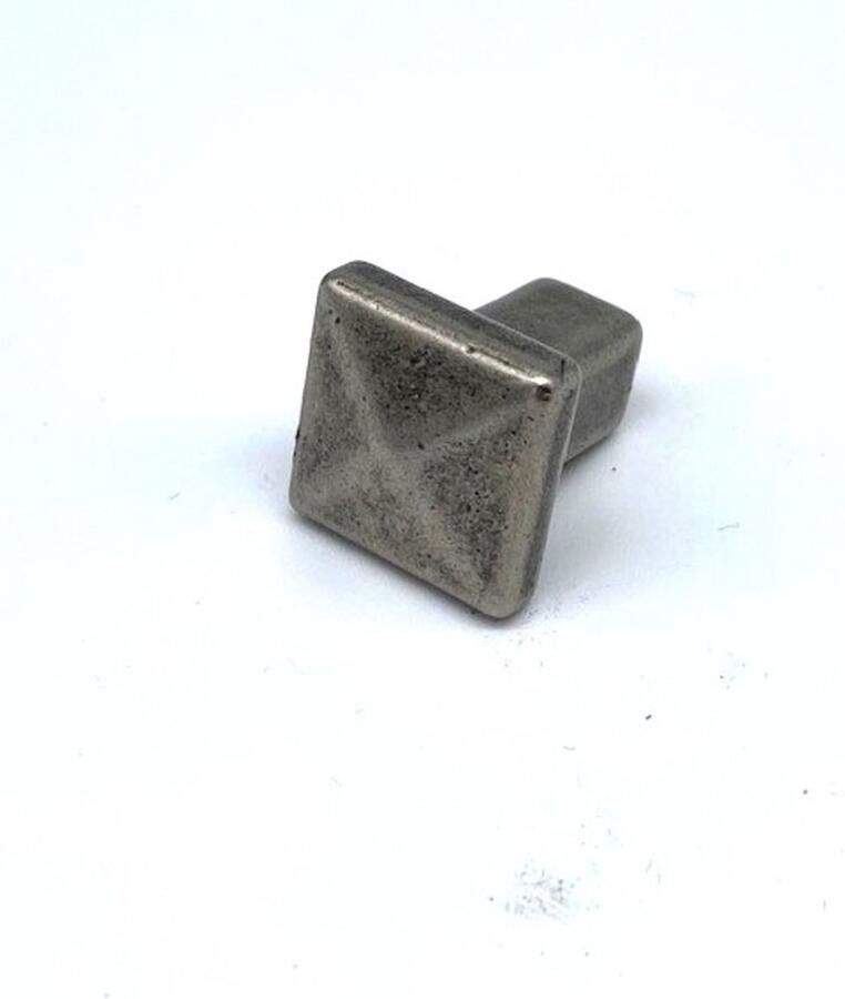 Giusti Knop Nikkel vierkant 18mm