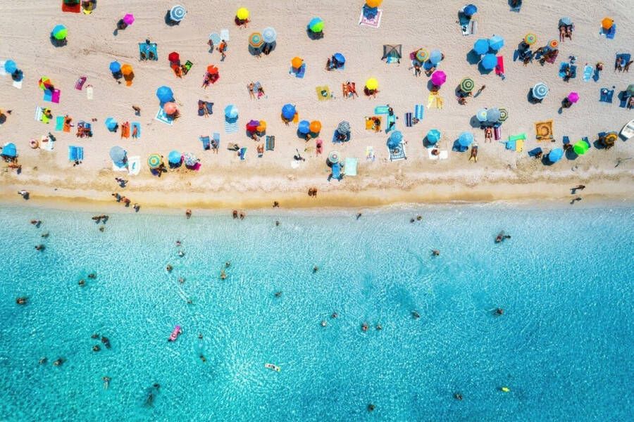 Glazen schilderijen Glasschilderij strand en zee 60x40 cm Kies zelf je formaat Strand & Zee Schilderij Wanddecoratie Muurdecoratie Woonkamer Slaapkamer Luchtfoto zandstrand met kleurrijke parasols en zwemmende mensen
