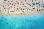 Glazen schilderijen Glasschilderij strand en zee 90x60 cm Kies zelf je formaat Strand & Zee Schilderij Wanddecoratie Muurdecoratie Woonkamer Slaapkamer Luchtfoto zandstrand met kleurrijke parasols en zwemmende mensen - Thumbnail 1