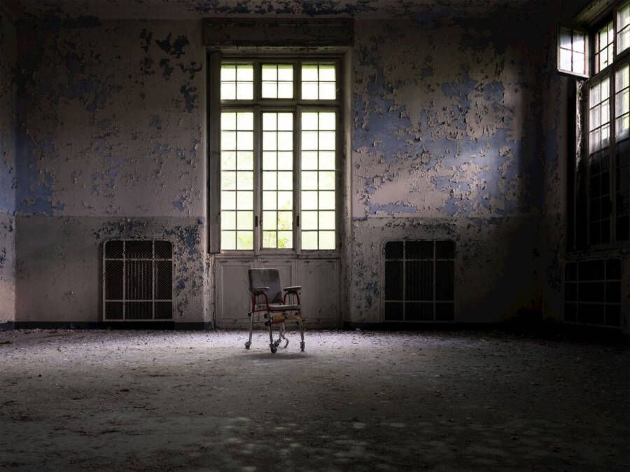 Glazen schilderijen Glasschilderij verlaten gebouw 80x60 cm Kies zelf je formaat Verlaten gebouwen Schilderij Wanddecoratie Muurdecoratie Woonkamer Slaapkamer Donkere kamer met eenzame stoel in verlaten inrichting