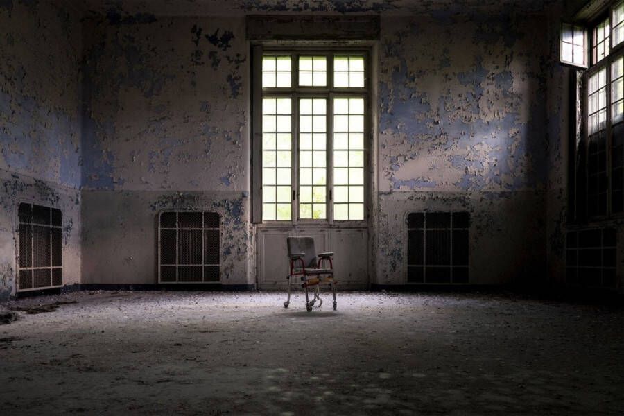 Glazen schilderijen Glasschilderij verlaten gebouw 90x60 cm Kies zelf je formaat Verlaten gebouwen Schilderij Wanddecoratie Muurdecoratie Woonkamer Slaapkamer Donkere kamer met eenzame stoel in verlaten inrichting