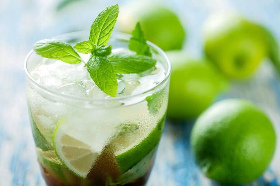 Glazen schilderijen Keuken schilderij 60x40 cm Kies zelf je formaat Eten & Keuken Schilderij Wanddecoratie Muurdecoratie Woonkamer Slaapkamer Frisse mojito op een rustieke tafel