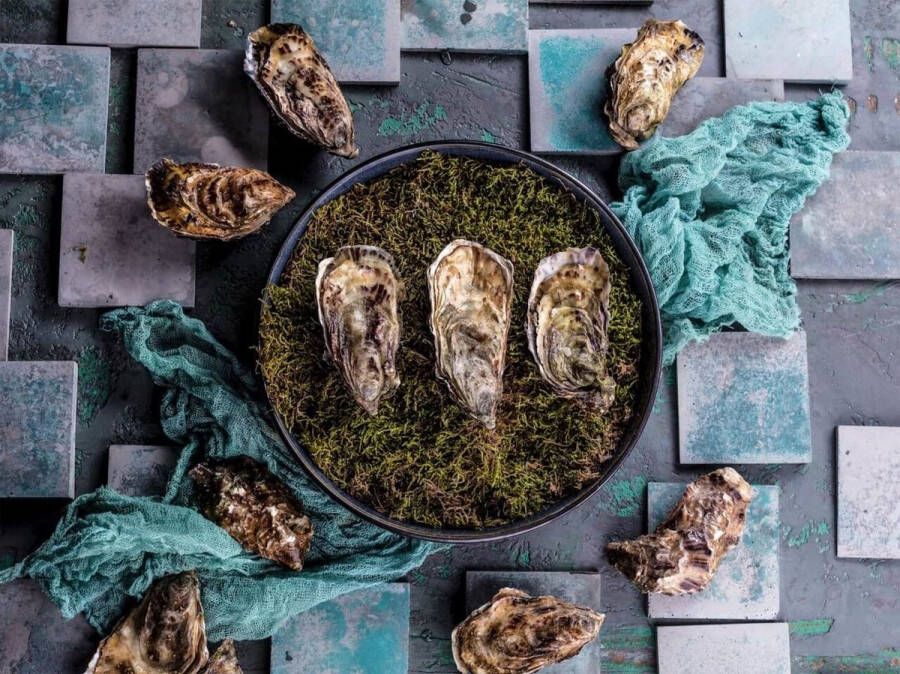 Glazen schilderijen Keuken schilderij 80x60 cm Kies zelf je formaat Eten & Keuken Schilderij Wanddecoratie Muurdecoratie Woonkamer Slaapkamer Smakelijke oesters op rustieke tafel