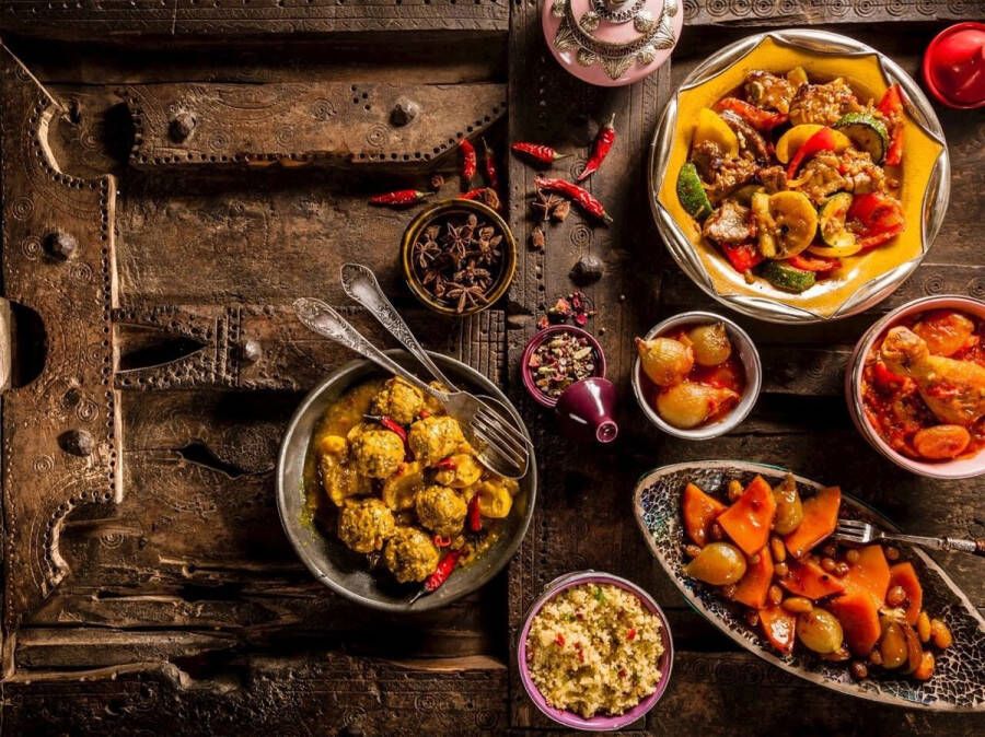 Glazen schilderijen Keuken schilderij 80x60 cm Kies zelf je formaat Eten & Keuken Schilderij Wanddecoratie Muurdecoratie Woonkamer Slaapkamer Oude houten tafel vol met traditionele tajine gerechten
