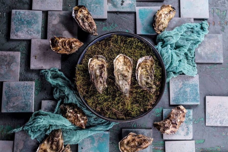 Glazen schilderijen Keuken schilderij 90x60 cm Kies zelf je formaat Eten & Keuken Schilderij Wanddecoratie Muurdecoratie Woonkamer Slaapkamer Smakelijke oesters op rustieke tafel