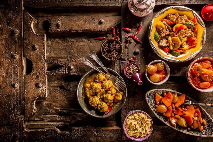 Glazen schilderijen Keuken schilderij 90x60 cm Kies zelf je formaat Eten & Keuken Schilderij Wanddecoratie Muurdecoratie Woonkamer Slaapkamer Oude houten tafel vol met traditionele tajine gerechten