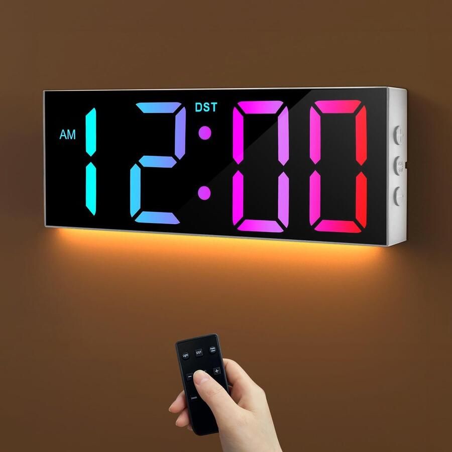 ‎HAITANG Digitale Wandklok 12 Grote Digitale Wandklok met RGB-kleur Automatische Helderheidsdimmer Nachtlampjes 24 12-uurs LED Wandklok voor Bureau Slaapkamer Kantoor en Woonkamer