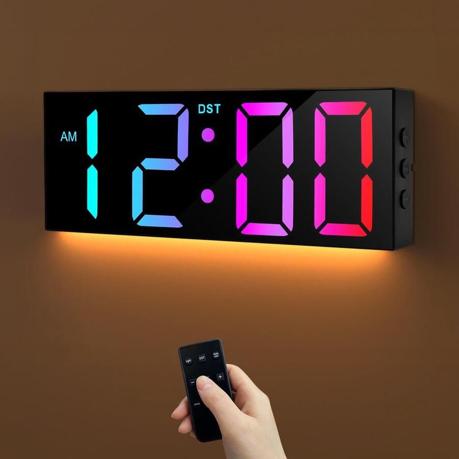 ‎HAITANG Digitale Wandklok 12 met RGB automatische helderheidsdimmer nachtlampjes 24 12-uurs LED-wandklok voor bureau slaapkamer kantoor en woonkamer