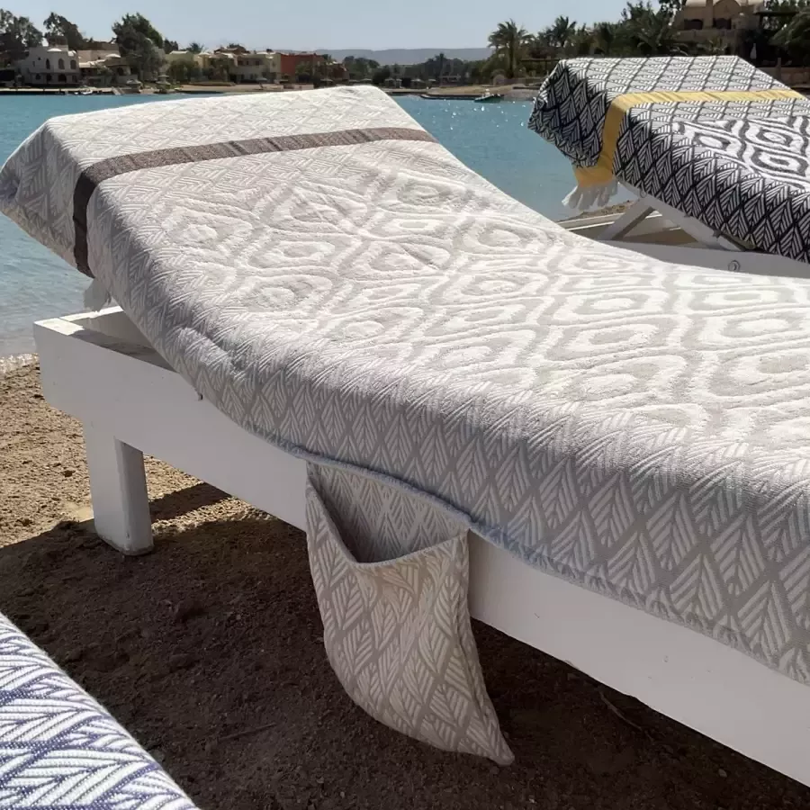 Hipps luxury beach life hiPPs 'Loungie Beige Eye'. Luxe dikkere Hamamdoek voor ligbed met OMSLAG en 2 SIDE-POCKETS Ligbedhoes Zijvakjes Strandbed handdoek Strandlaken Cover Beachbed Sunbed Ligstoel Uniek formaat en functioneel One size fits all - Foto 2
