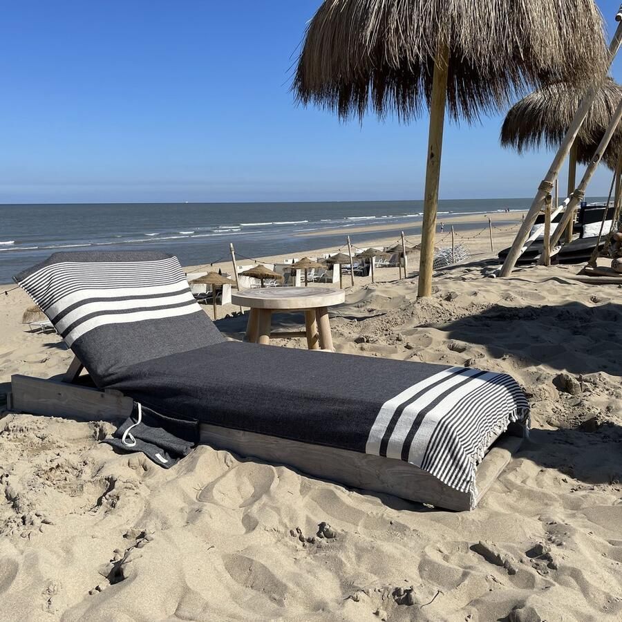 Hipps luxury beach life hiPPs Loungie Travel BLACK luxe hamamdoek voor ligbed met OMSLAG en SIDE-POCKET ligbedhoes opbergzakje strandbed handdoek strandlaken cover beachbed sunbed ligstoel saunadoek fouta pestemal uniek formaat en functioneel