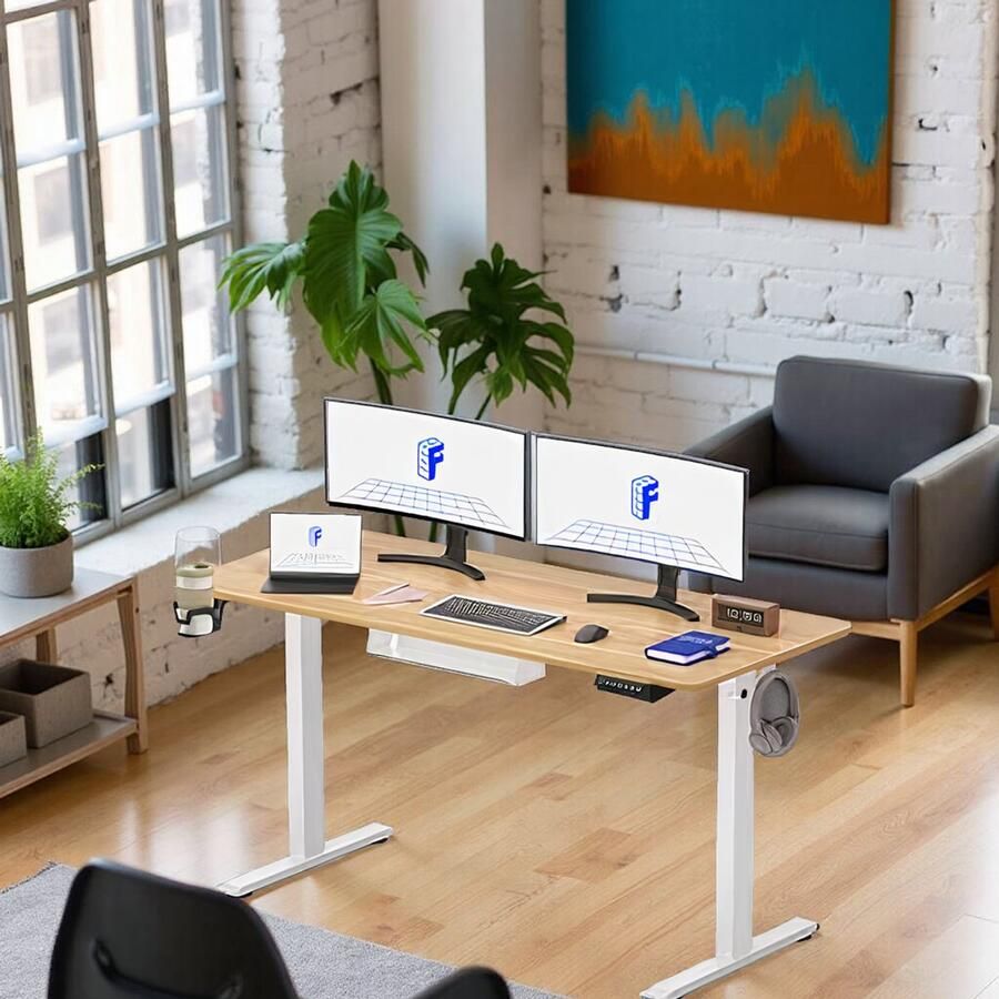 HomeByNicole Industrieel Staand Bureau – Elektrisch In Hoogte Verstelbaar Zit-Sta Bureau 140x60 cm – Ergonomisch Computer Bureau met Geheugenfunctie Bekerhouder & Haken – Stabiele Werktafel voor Thuis & Kantoor – Esdoorn Hout Maple –