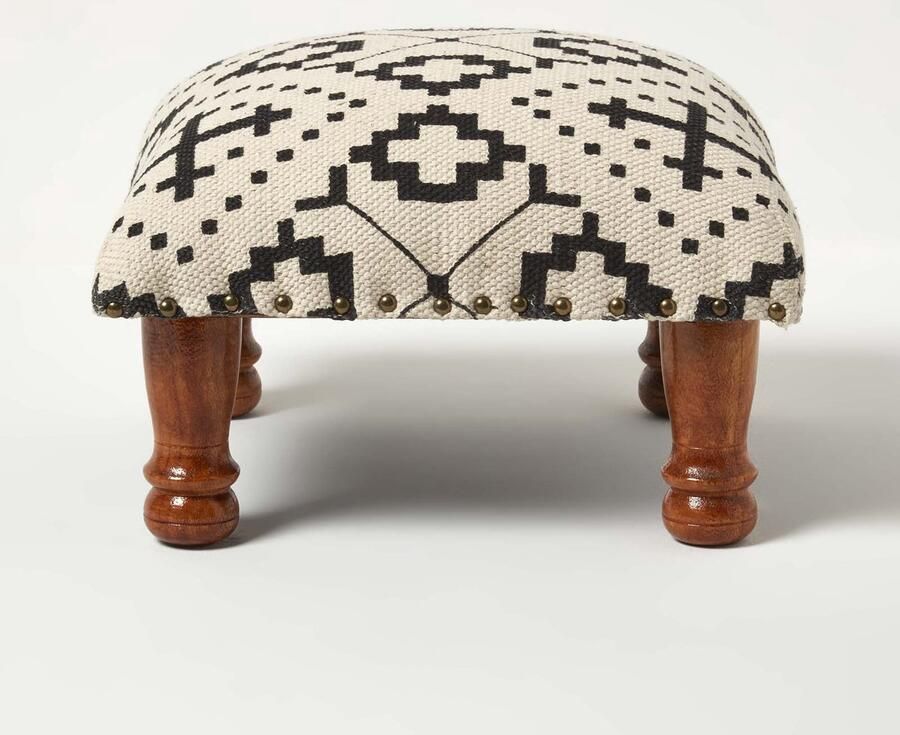 Homescapes Reva gestoffeerde kruk zwart-crème met houten poten 40 x 40 x 25 cm