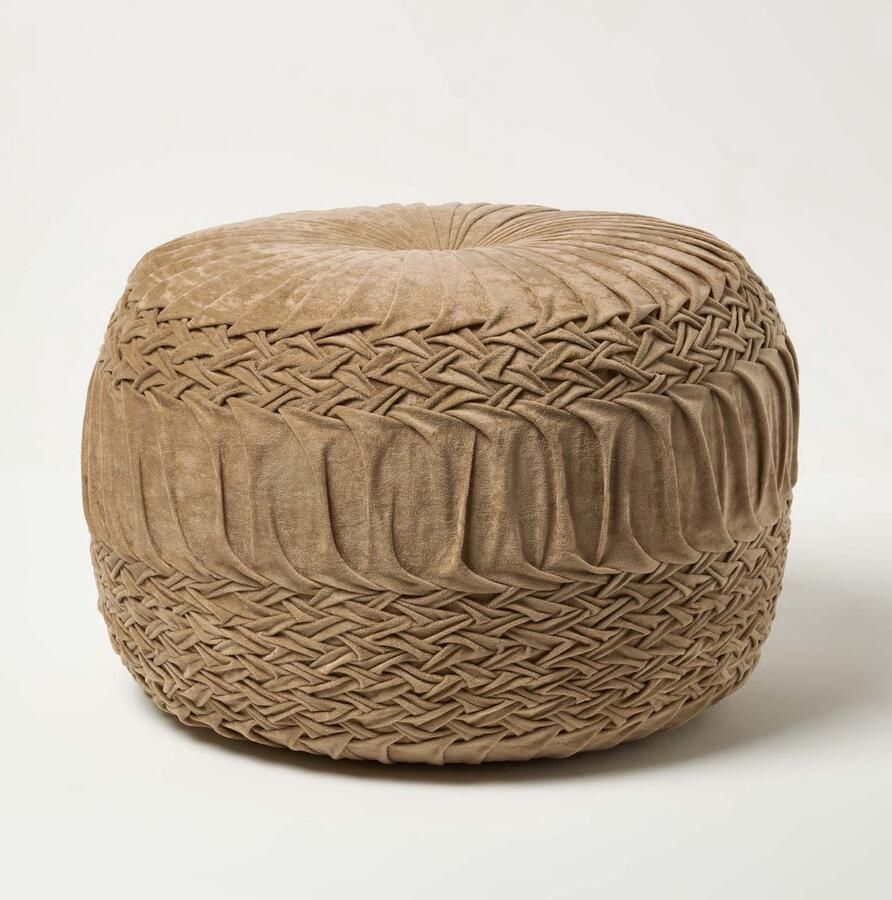 Homescapes Sofia – poef van gevlochten en geplooid fluweel – zand 50 x 35 cm