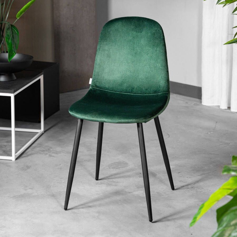 Homla Slank Chair Velours stoel met zwarte poten stoel voor eetkamer keuken woonkamer comfortabel en praktisch duurzaam velours materiaal functioneel designelement smaragd 44x52x85 cm