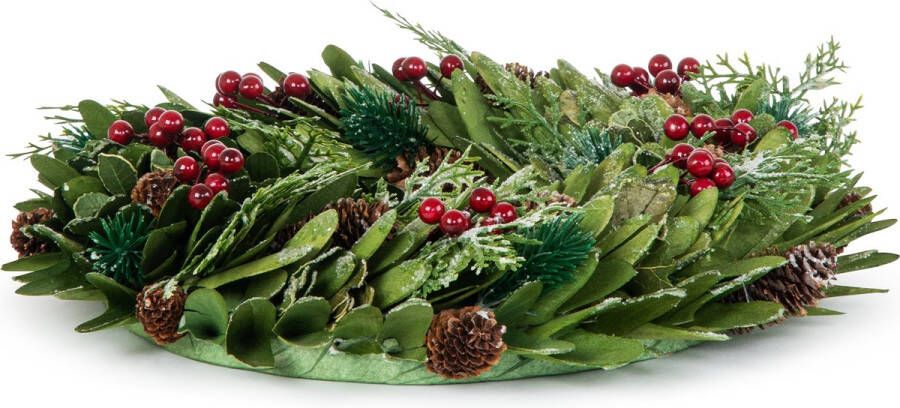 Homla Topis Kunstkerstkransdecoratie afgerond ornament met groene takken en rode bollen voor op tafel of om op te hangen gemaakt van duurzaam kunststof diameter 33 cm