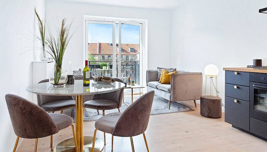 House Nordic Bojan eethoek 1 eetkamertafel en 4 eetkamerstoelen marmor look en grijs
