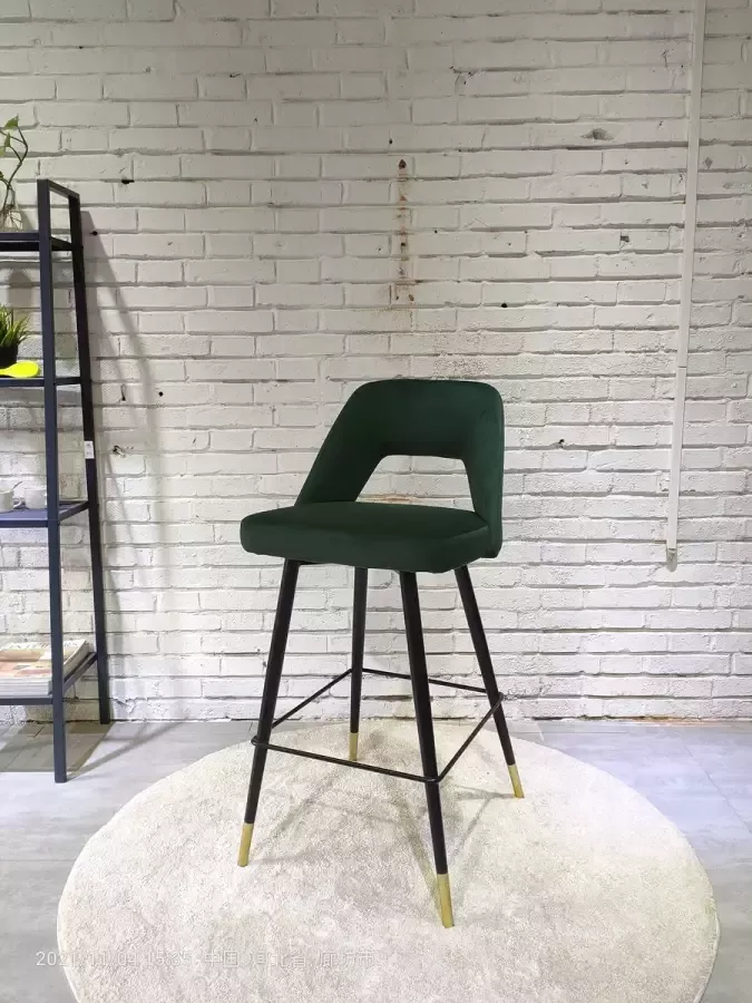 HTfurniture -Cave-Donkergroene fluwelen barkruk met zwarte poot en gouden tips