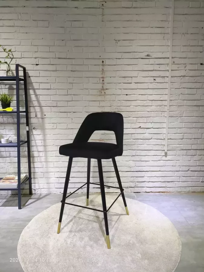 HTfurniture -Cave-zwart fluwelen barkruk met zwarte poot en gouden tips-barstoel
