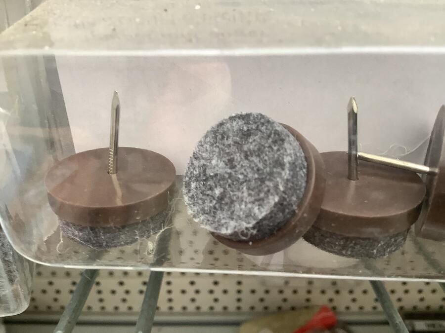 I-Fix viltglijder met spijker voor meubels. bruin. 20mm. breed. 32 stuks.