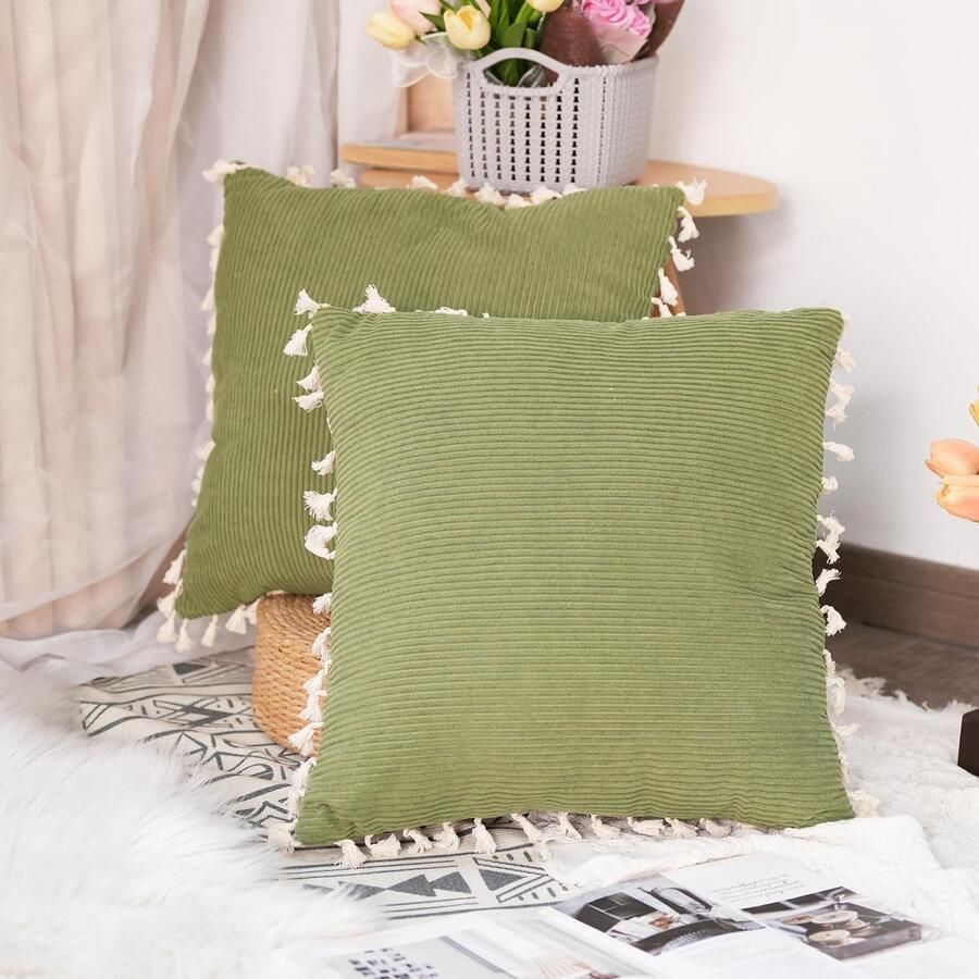 Ibenzoa Set van 2 decoratieve saliegroene corduroy kussenslopen met stijlvolle beige kwastjes voor bank en woonkamer
