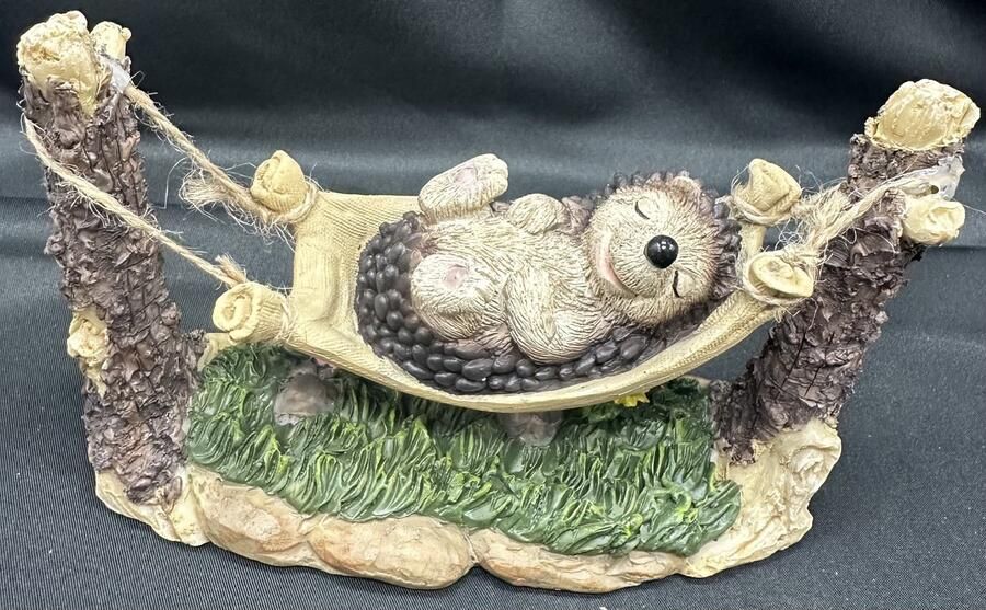 Impuls Decoratief beeld egel in hangmat polyresin meerkleurig + bruin hoogte 10 x 15 x 15 cm Woonaccessoires Woondecoratie Decoratieve beelden