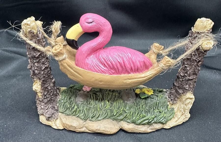 Impuls Decoratief beeld flamingo in hangmat polyresin meerkleurig + bruin hoogte 10 x 15 x 15 cm Woonaccessoires Woondecoratie Decoratieve beelden