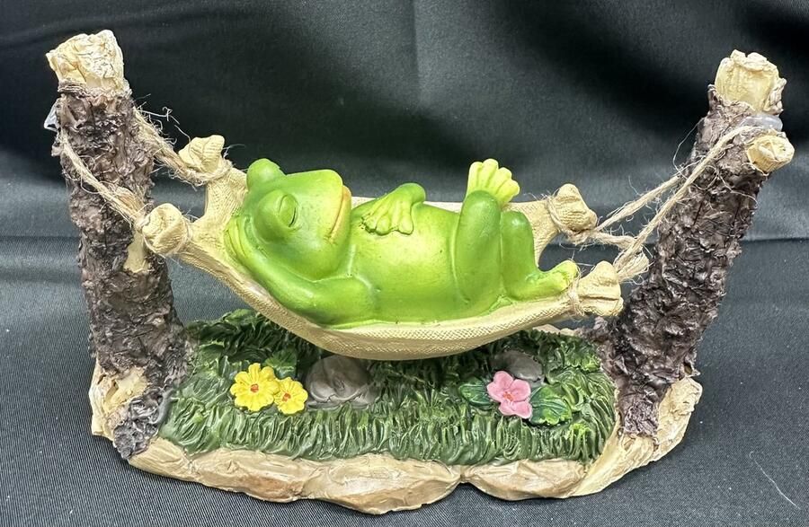 Impuls Decoratief beeld kikker in hangmat polyresin meerkleurig + groen hoogte 10 x 15 x 15 cm Woonaccessoires Woondecoratie Decoratieve beelden