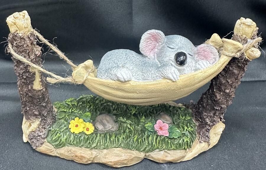 Impuls Decoratief beeld koala in hangmat polyresin meerkleurig + grijs hoogte 10 x 15 x 15 cm Woonaccessoires Woondecoratie Decoratieve beelden