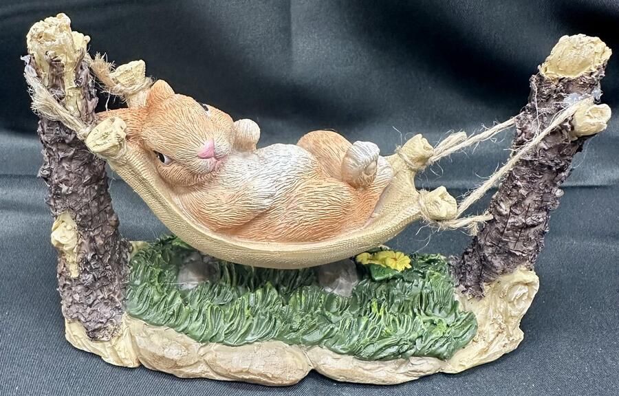 Impuls Decoratief beeld konijn in hangmat polyresin meerkleurig + bruin hoogte 10 x 15 x 15 cm Woonaccessoires Woondecoratie Decoratieve beelden