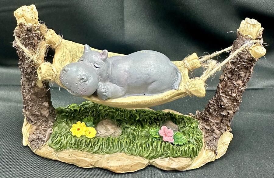 Impuls Decoratief beeld nijlpaard in hangmat polyresin meerkleurig + grijs hoogte 10 x 15 x 15 cm Woonaccessoires Woondecoratie Decoratieve beelden