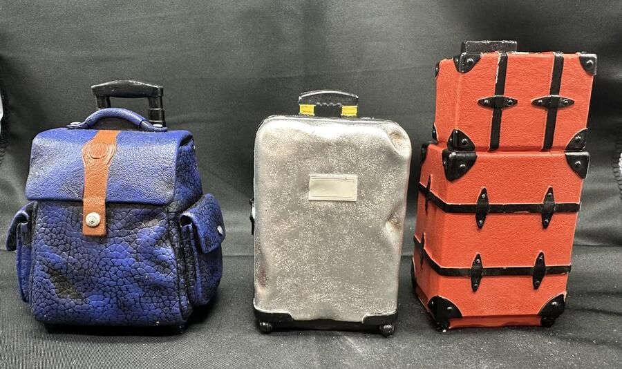 Impuls Decoratieve polyresin beeldjes koffers trolleys Set van 3 stuks rood zilver blauw hoogte 12x6x5 cm 10x6x5 cm 10x9x6 cm Woonaccessoires Decoratieve beeldjes