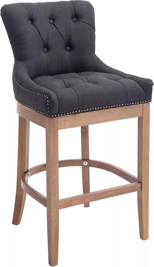 In And Outdoormatch Barkruk Jeramie chesterfield stijl grijze stof houten naturel poten zithoogte 74 cm met rugleuning en voetensteun met messing spijkers deluxe