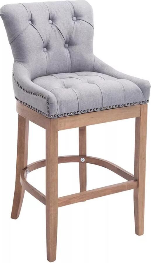 In And Outdoormatch Barkruk Leann chesterfield stijl lichtgrijs stof houten naturel poten zithoogte 74 cm met rugleuning en voetensteun met messing spijkers deluxe