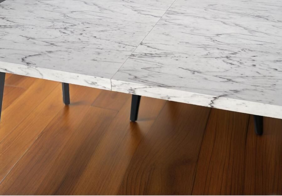 Industrial-Home Uitschuifbare Eettafel – Marmerlook Wit van Industrialhome combineert elegantie met functionaliteit. Met een stijlvol marmerlook tafelblad en een robuust zwart stalen frame biedt deze tafel plaats aan 8 personen ideaal voor dagelijkse maaltijden