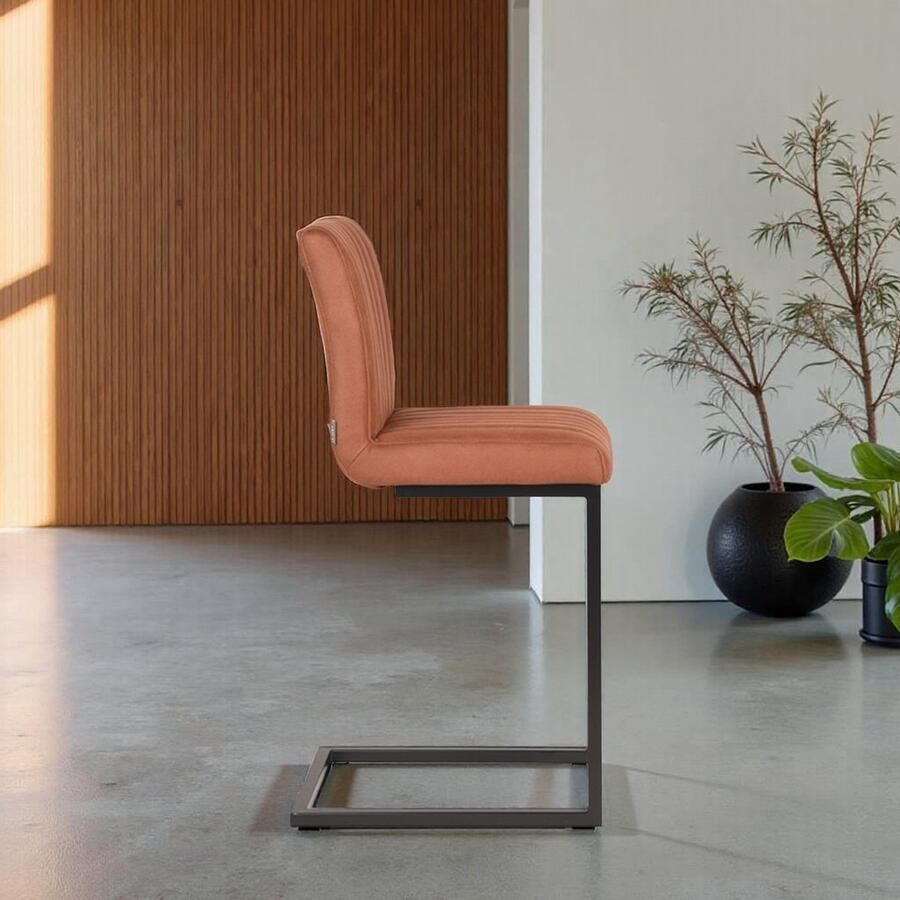 Industrialhome Barkruk Lennox – Cognac Microvezel – 66 cm zithoogte – Met Rugleuning – Sledemodel – Zwart Metaal – Industriële Design Barkruk – Comfortabel & Trendy