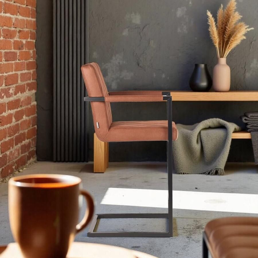 Industrialhome Barkruk Oslo – Cognac Microvezel – Zwart Metaal – Met Armleuning – 103 cm Hoog – Industrieel Design