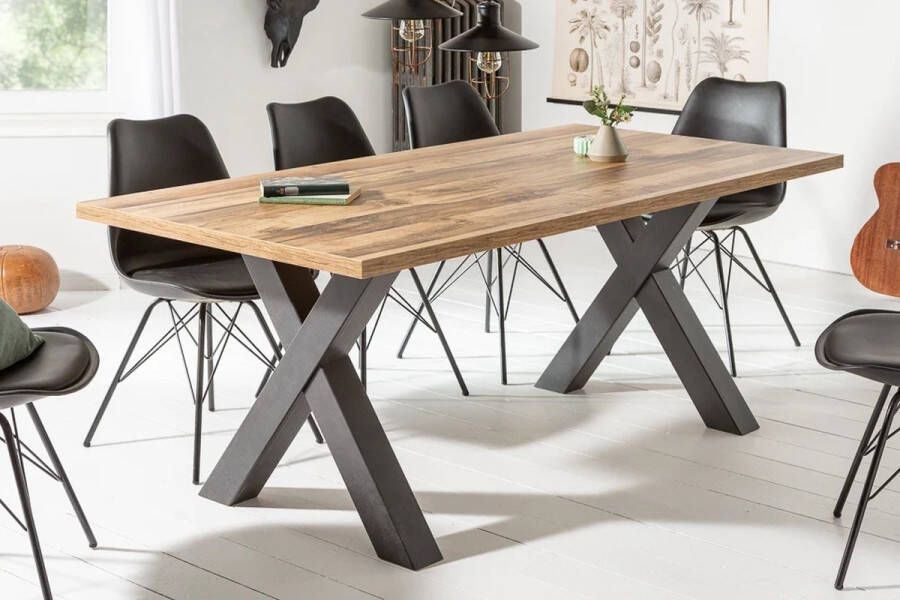 interieurs online Industriële eettafel MONTREAL 180cm eiken look met zwarte X-poten van gelamineerd hout